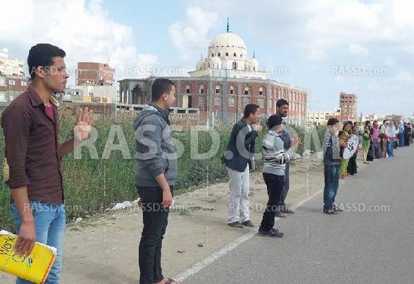 سلسلة بشرية على الطريق الدولي بكفر الشيخ رفضا للانقلاب