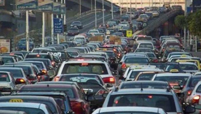 تكدس مروري أعلى الدائري بعد انقلاب سيارة محملة بالحديد