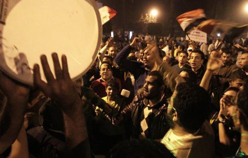 انخفاض أعداد المتظاهرين بالتحرير والمنصة تذيع الأغاني الوطنية