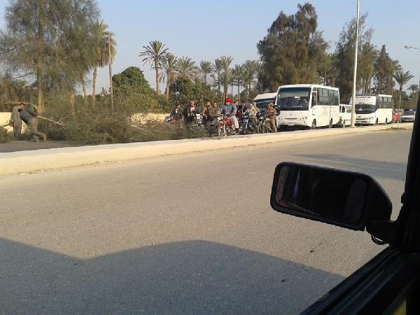 مجهولون يقطعون طريق الهرم – نكلا