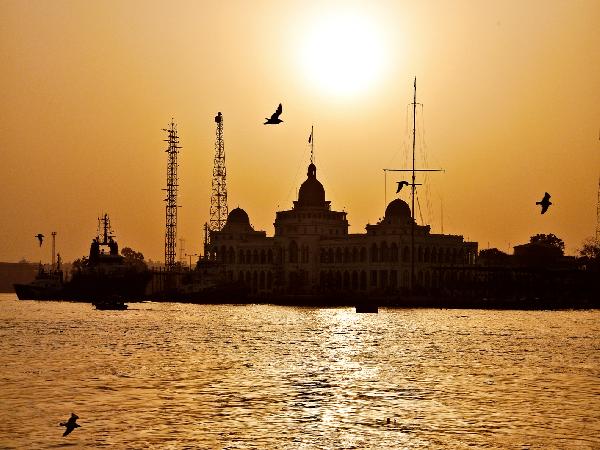 الحكومة تبحث قانون استمرار بورسعيد كمنطقة حرة