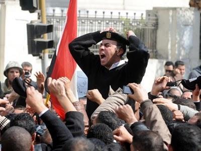 فيديو..الشرطة تهتف ضد العسكر بإمبابة