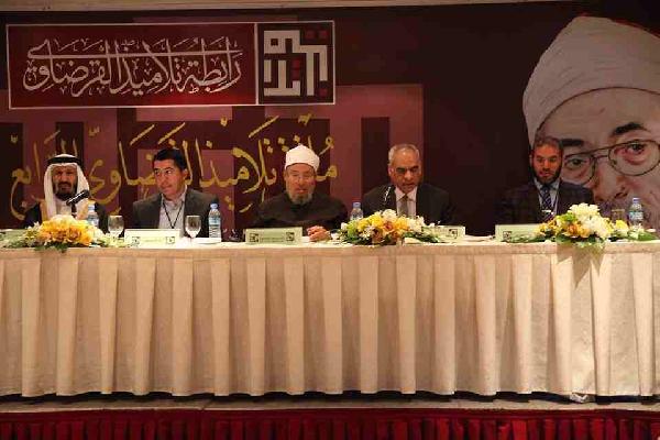 القرضاوي لتلاميذه: كونوا سفراء لمنهج الوسطية في بلدانكم