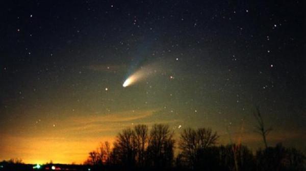 مرور مذنب غريب أمام الشمس