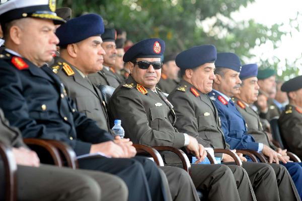 السيسي يكرم قادة القوات المسلحة المحالين للتقاعد