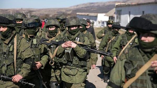 فيديو.. منع القوات الأوكرانية من دخول قواعدها العسكرية بـ”القرم”