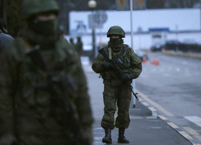 قوات روسية توجه طلقات تحذيرية نحو جنود أوكرانيين فى القرم