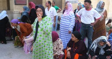 عمال سجاد المحلة يستقبلون محلب بالتظاهر