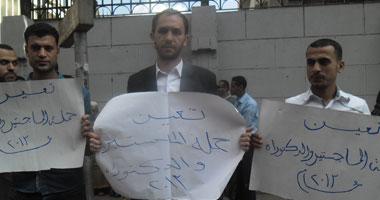 أصحاب الماجستير والدكتوراه يحرقون شهاداتهم أمام الوزراء