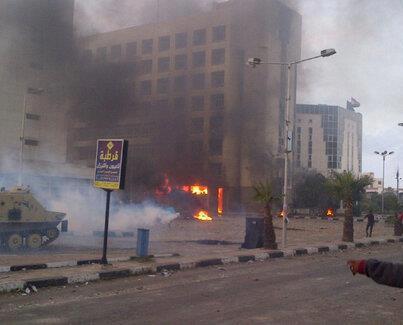 حرق مدرعتين للشرطة أمام مديرية امن بورسعيد