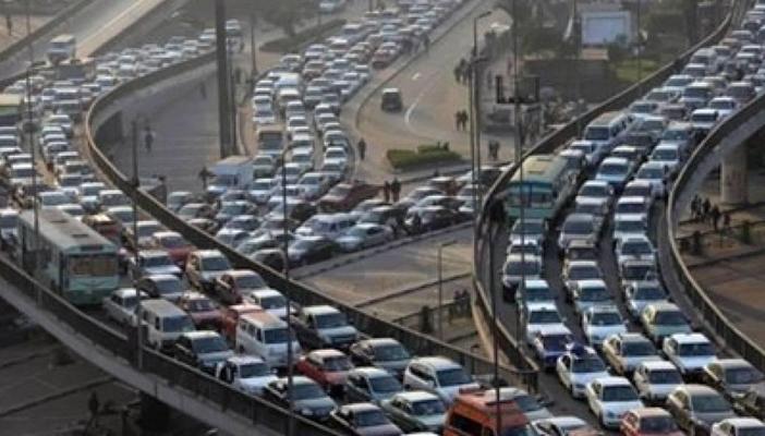 انقلاب سيارة نقل أموال يتسبب في كثافات مرورية بالدائري