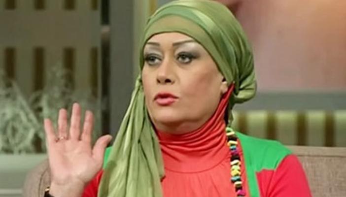 بالفيديو.. هالة فاخر: “السيسي بيسافر علشان يجيبلكم المم”