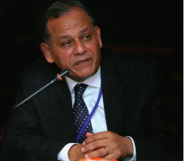 السادات يستطلع آراء أهالي بلدته حول المشاركة في الانتخابات