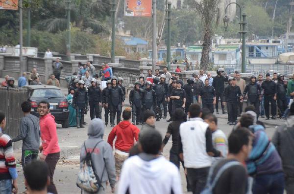 كر وفر بين قوات الأمن والمتظاهرين على كورنيش النيل