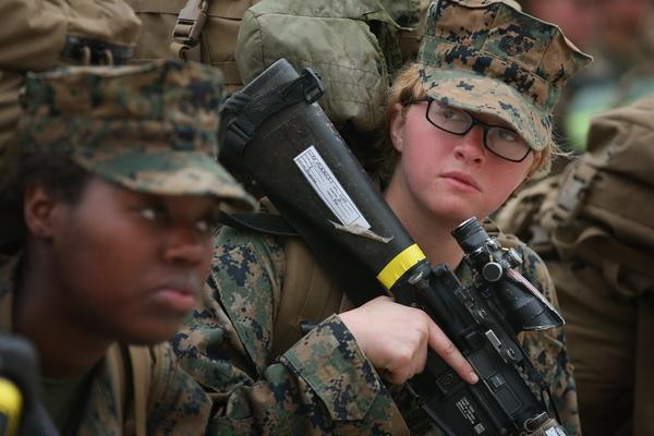 الجارديان: “الدفاع” الأميركية تُحقق في نشر صور عارية لجنديات بالمارينز