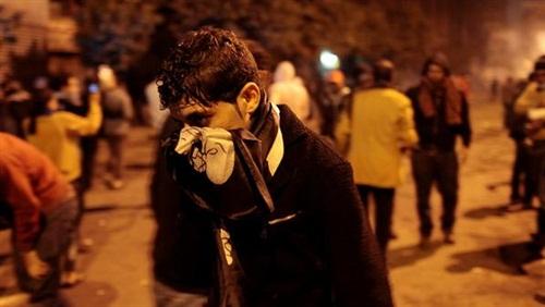 القوات الخاصة تطارد المتظاهرين باتجاه التحرير