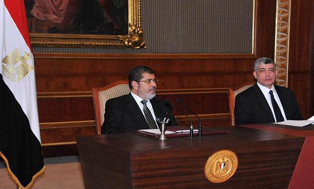 مرسي يجتمع بوزير الداخلية لبحث الوضع الامني