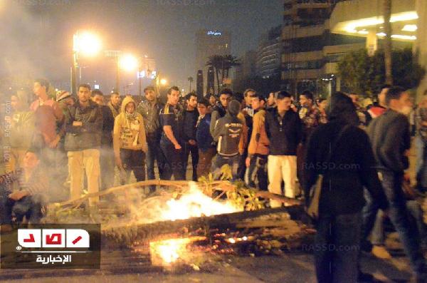 البلاك بلوك يشعلون إطارات السيارات والأشجار للتصدى لمصفحات الأمن بالكورنيش