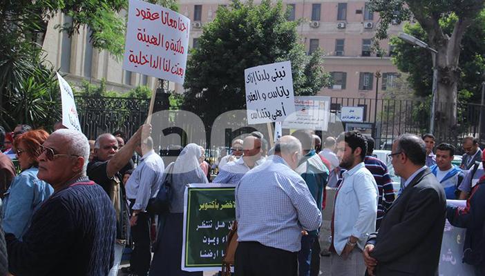 بالصور.. وقفة أمام النواب للمطالبة بإعادة أراضي السادس من أكتوبر