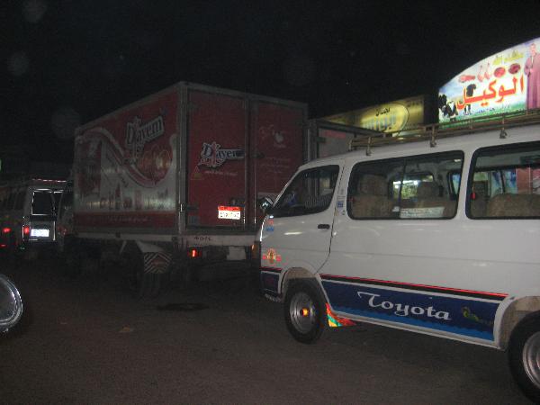 تكدس العشرات من السيارات أمام محطات بنزين الغردقة