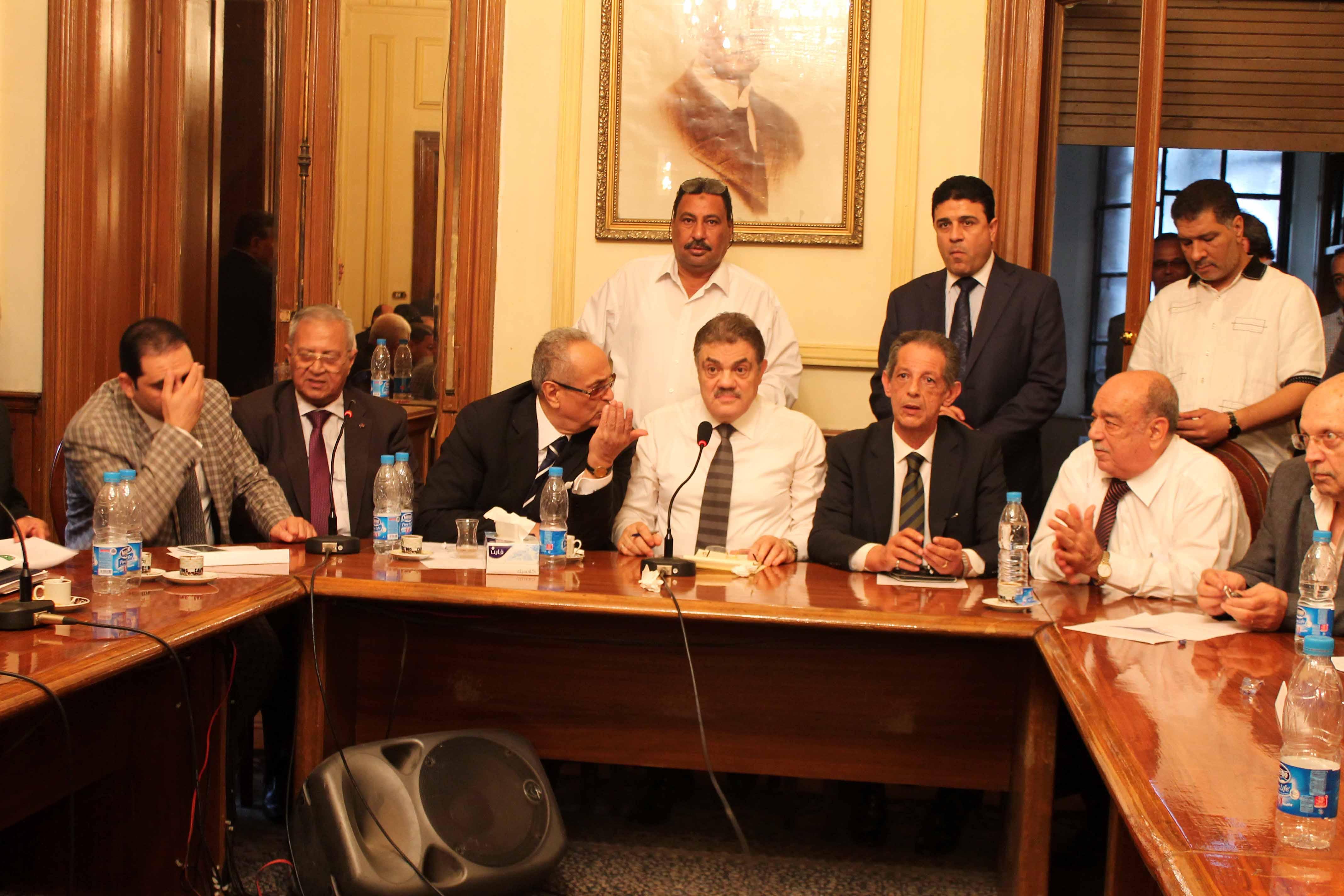 بسبب انتقاده لسياسة الحزب على الفيس بوك.. فصل علاء غراب من “الوفد”