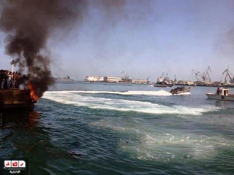 المتظاهرون ينسحبون من مرفق المعديات و يتوجهون إلى مبنى المحافظة