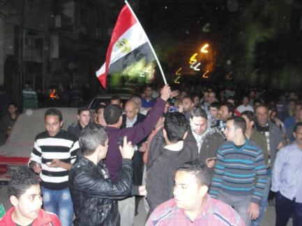 توافد مئات المحتجين على الحكم الى ميدان الشهداء ببورسعيد