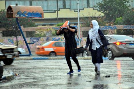 سقوط أجزاء من المقطم وشلل مروري بسبب الأمطار الثلجية