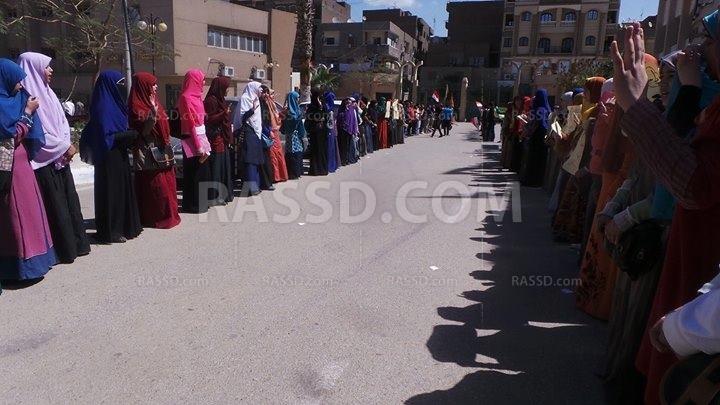 سلسة بشرية تتحول لمسيرة بجامعة الفيوم رفضًا للانقلاب