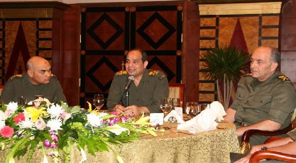 السيسي يلتقي بقادة وضباط المخابرات الحربية