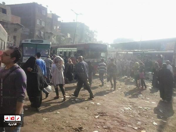 بالصور .. سائقو الميكروباص بإمبابة يضربون لليوم الثاني