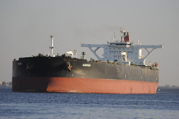 البحرية الليبية تطلق النار على ناقلة نفط  يسيطر عليه مسلحون