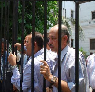 صحفيو “المسائية” يحتجون على عدم تعينهم