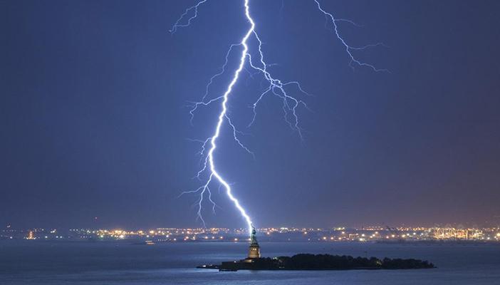 تضرر مئات المنازل جراء عواصف رعدية عنيفة بجنوب أميركا