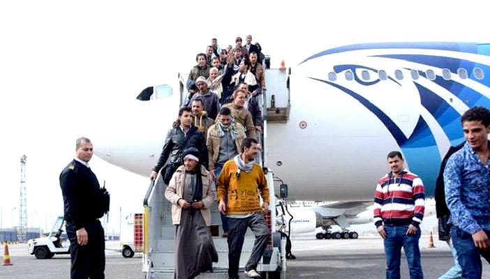 285 مصريًا يعودون من ليبيا اليوم مع استمرار الجسر الجوي