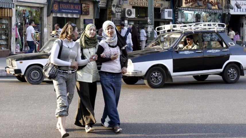 هاآرتس: خطأ المرأة ورغبتها والقمع المجتمعي من أسباب التحرش في مصر