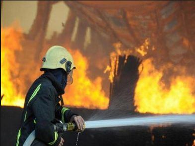 السيطرة على حريق بمخزن بويات في الأقصر
