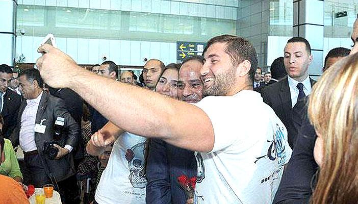 “فيس بوك” و”تويتر” عن سيلفي السيسي: سوما العاشق