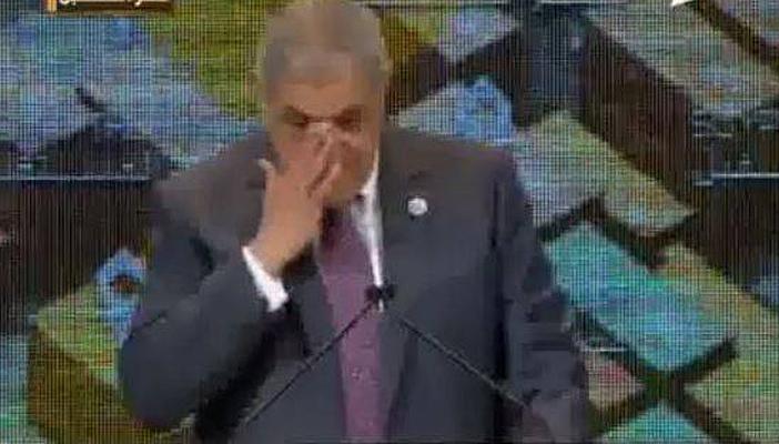 محلب باكيا: “عرفنا يعني إيه وطن ويعني إيه حب”