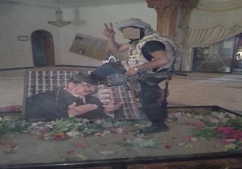 بالفيديو.. الميليشيات تدنس قبر صدام بعد طرد داعش من حوله