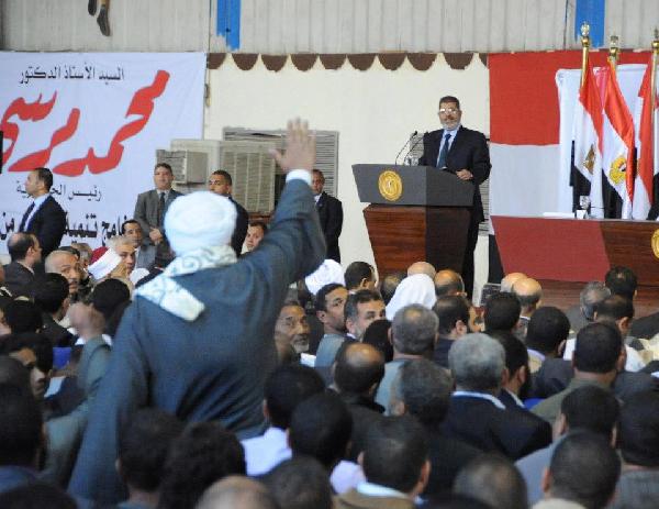 بالصور..الرئيس مرسي يتحاور مع أهالي سوهاج