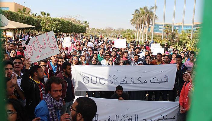 بالصور.. وقفة احتجاجية لطلاب الألمانية للتنديد بمقتل زميلتهم