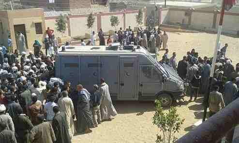 ضابط يقتحم مدرسة بالمدرعات لاختطاف أبناء طليقته