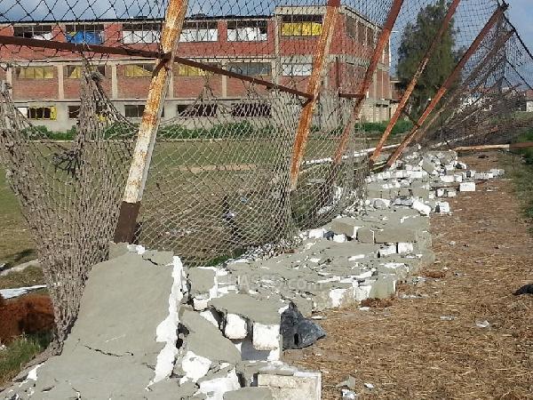 بالصور.. الأمن يحطم محتويات ملعب كرة بالبحيرة