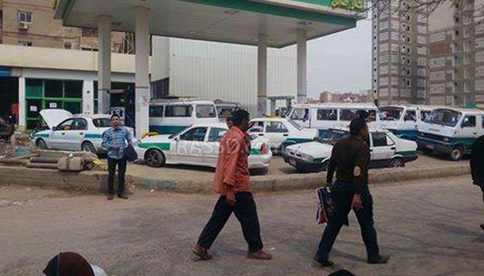 تكدس  السيارات أمام محطات الغاز في الفيوم