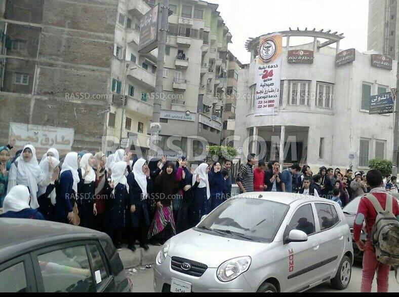 طلاب ثانوي دمياط يتظاهرون بميدان “عمر أفندي” رفضًا للانقلاب