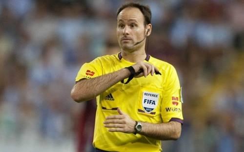 تعرف على حكم مباراة الكلاسيكو