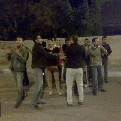 وقفة لبعض النشطاء اعتراضا علي زيارة “الكتاتني” للبحيرة