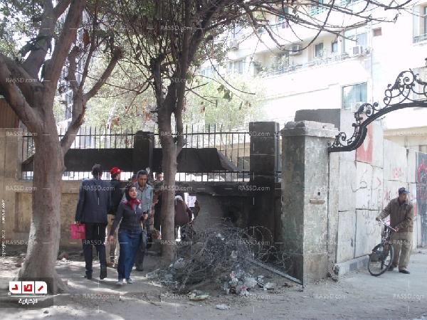 المواطنون يفتحون سور فيلا لعبور الجدار العازل ببوليفار