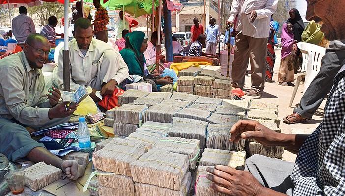 بالصور.. أسواق تبيع العملة بالكيلو في الصومال